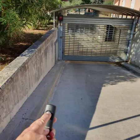 Marina Lebic 411 דירה